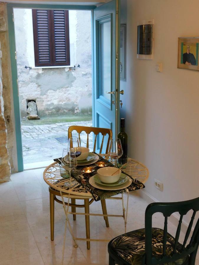Bezauberndes Steinhaus Mit Garten In Der Altstadt Von Rovinj Kültér fotó